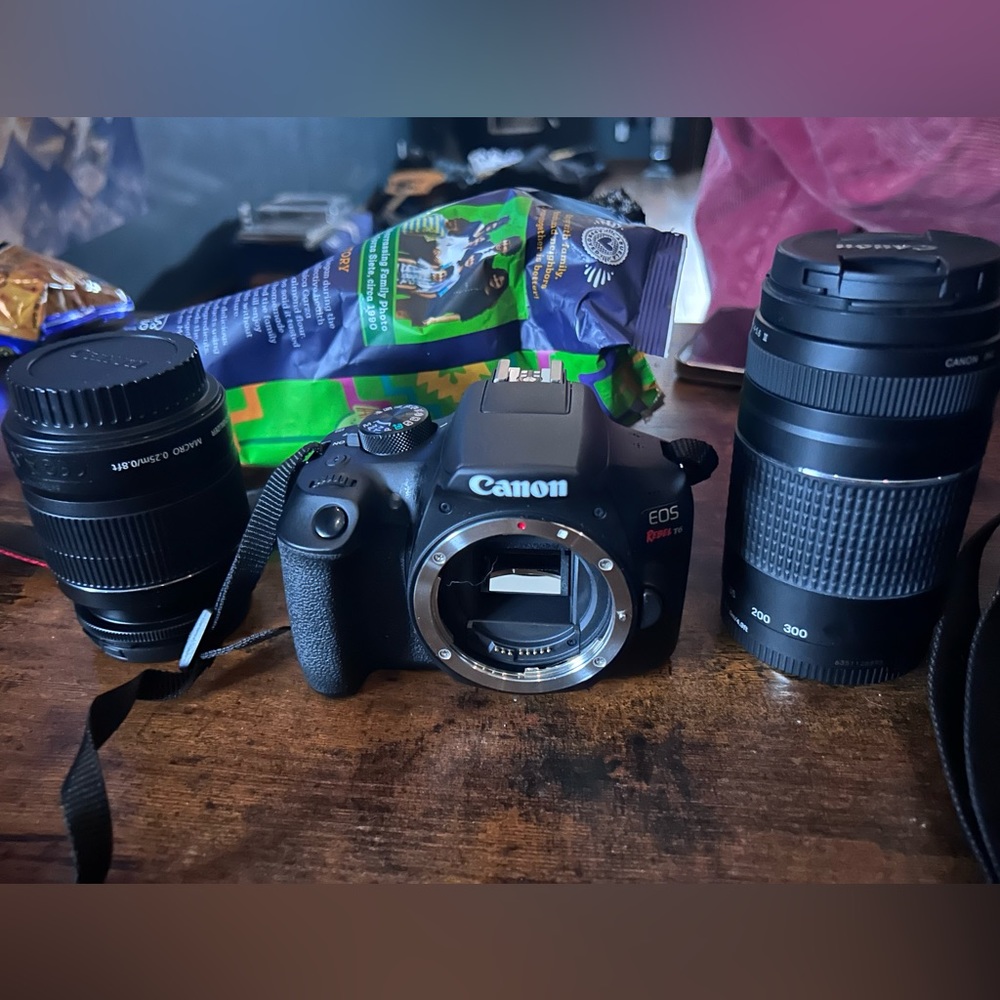 Canon EOS 1300d T6 camera